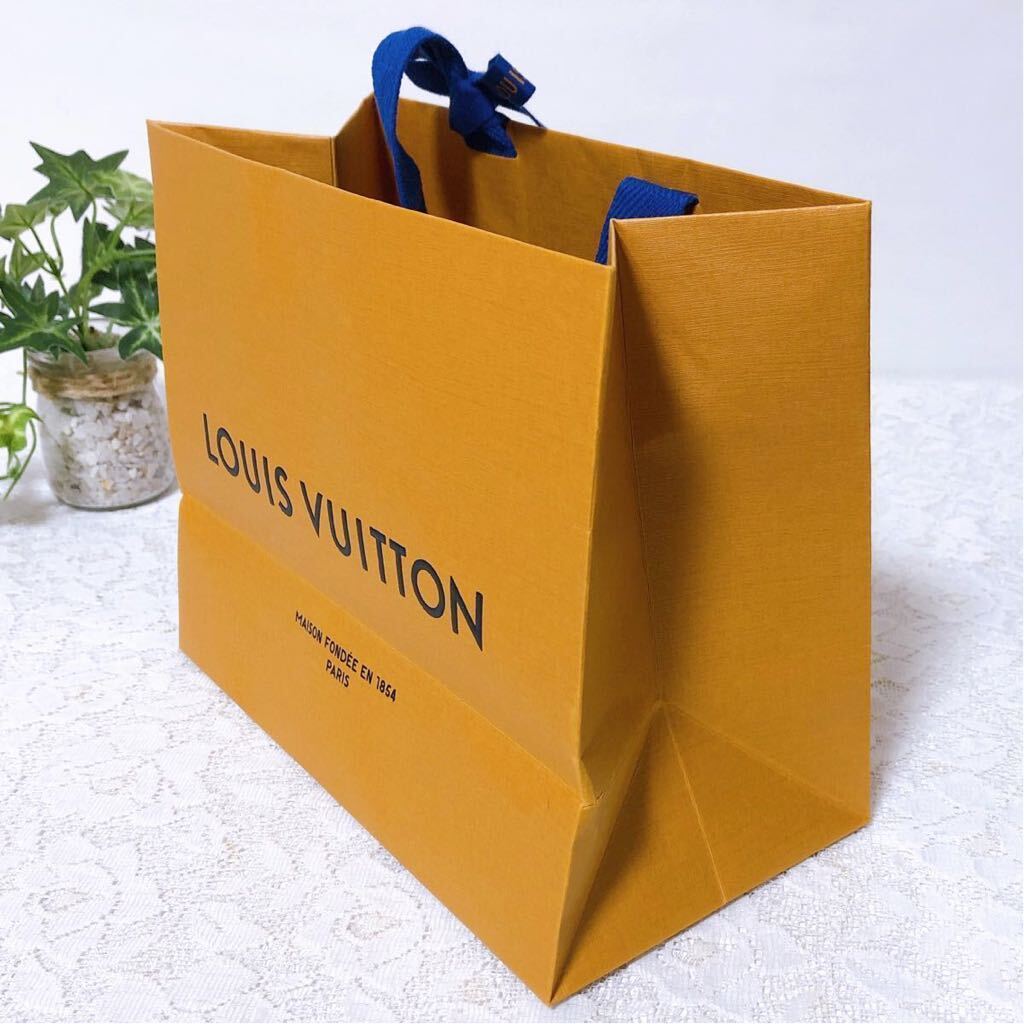 ルイヴィトン「LOUIS VUITTON」小物用空箱・保存袋・ショッパーのセット(3905) 正規品 付属品 ショップ袋 ブランド紙袋 BOX 折らずに配送_折り込みに小じわがあります