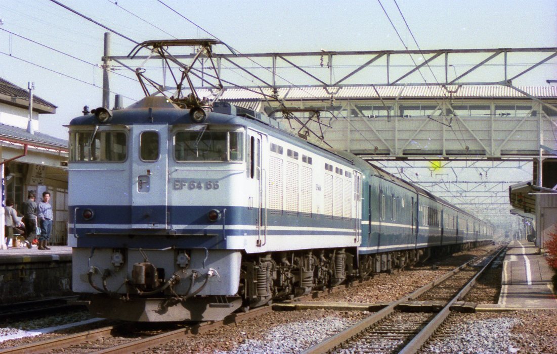 176　【３５㍉ネガ】EF64 66＋20系寝台客車　豊野駅　カラーネガ１コマ_画像1