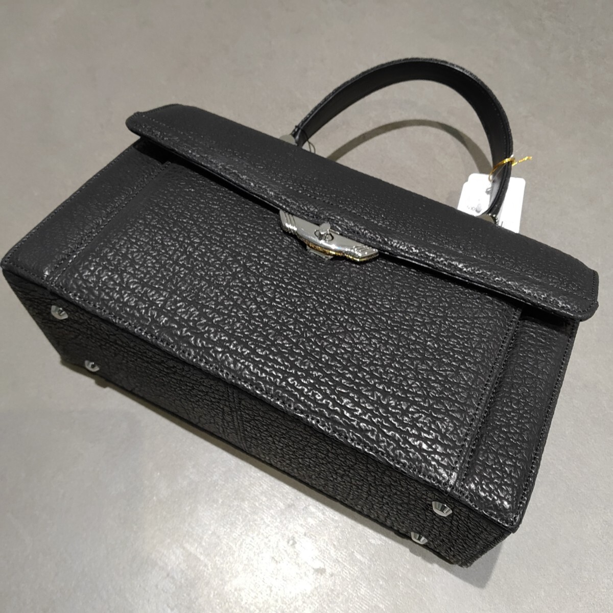 ハンドバッグ シャークレザー サメ革 黒色 ブラック 未使用品 JRAタグ 金具フリップタイプの画像5