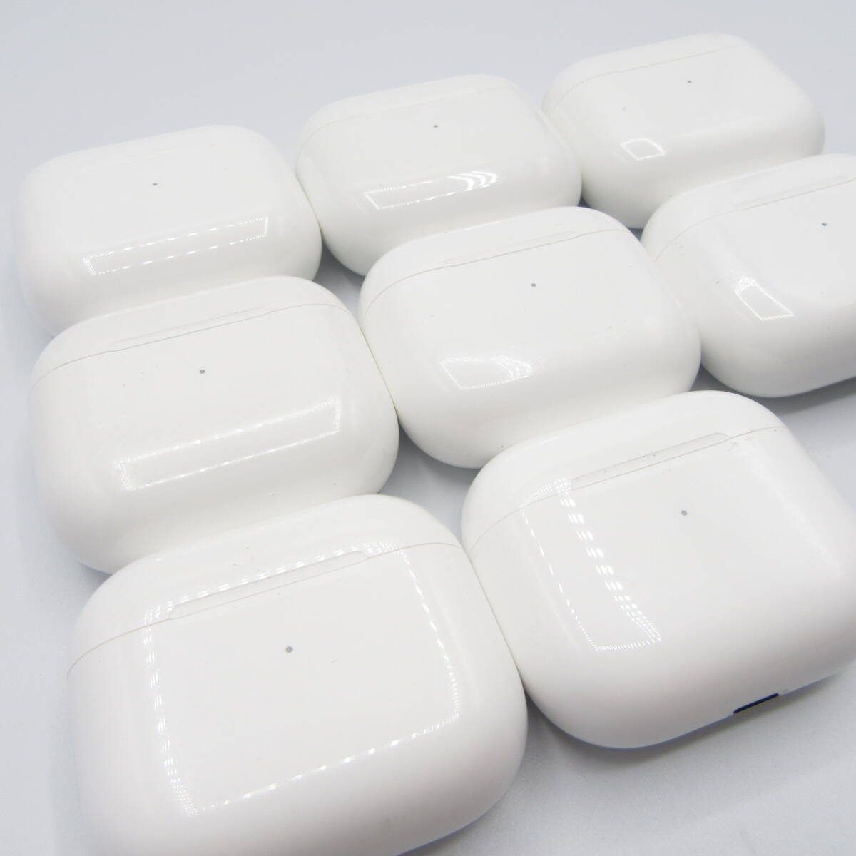 T9849☆Apple アップル AirPods 第三世代 A2566 MagSafe 充電ケース 5個 + A2897 Lightning 充電ケース 3個 計8個セット 動作未確認 中古品_画像2