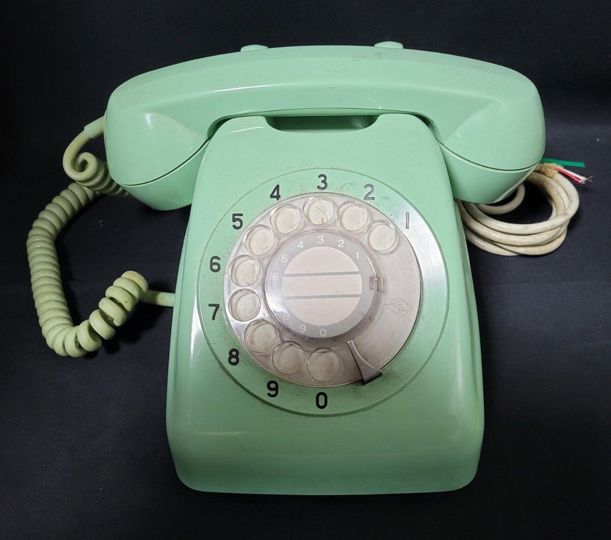 送料ご負担いただきます ミントグリーンのジャンク品のダイヤル式電話機 昭和レトロ オブジェ インテリア 601-A2 日本電信電話の画像1