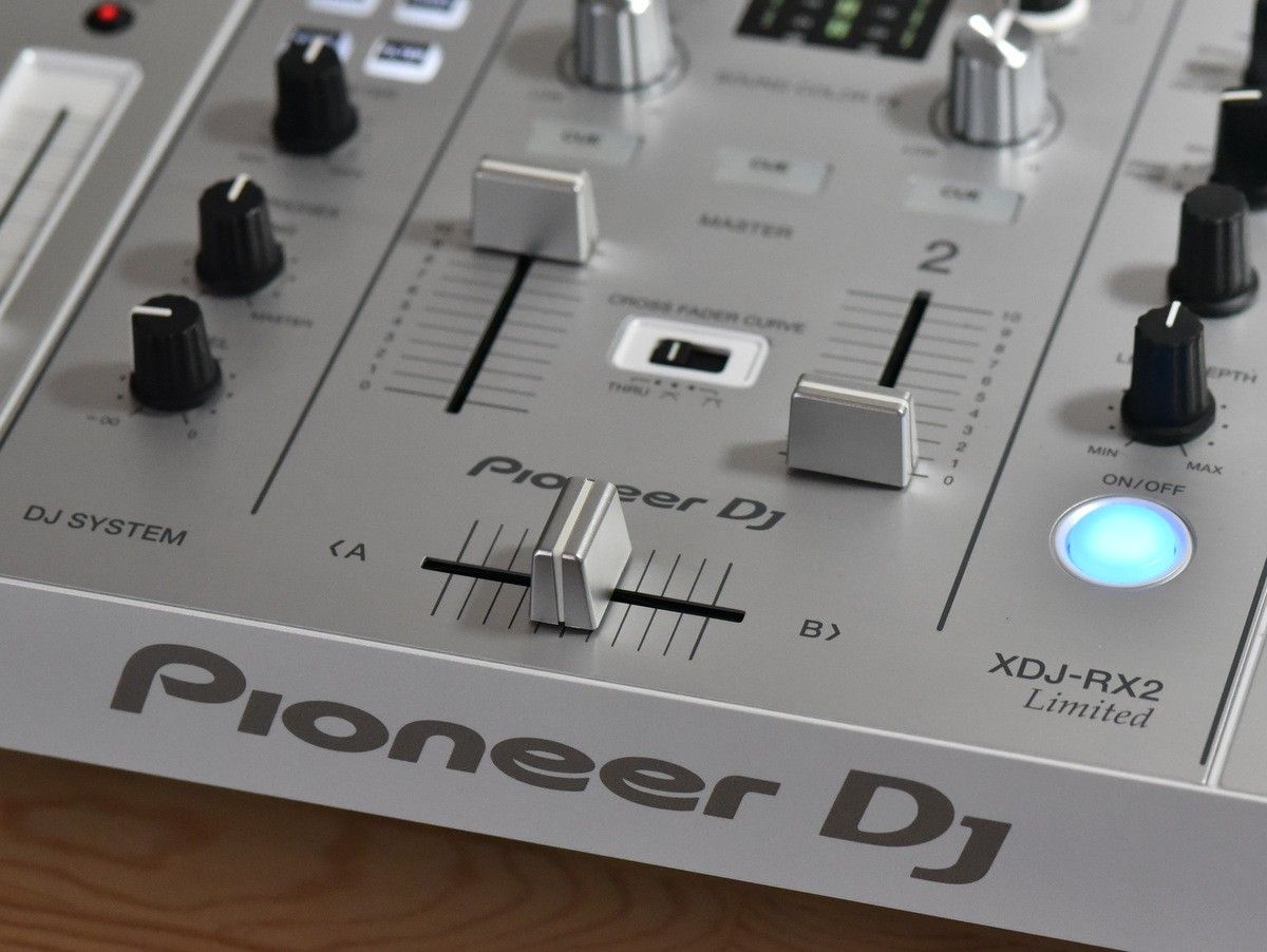 Pioneer DJ XDJ-RX2-W (デッキセーバーつき)
