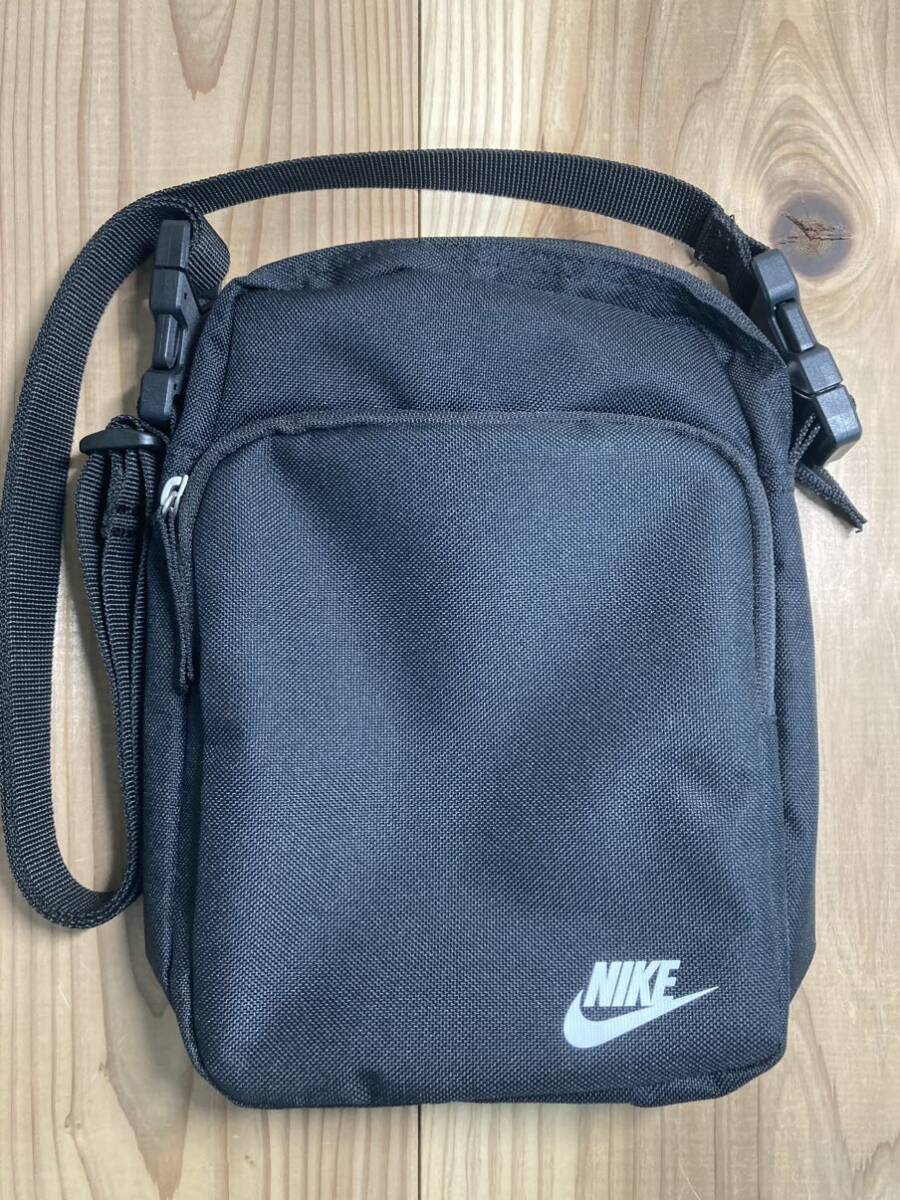 美品!!.自宅保管品〜!!。NIKEミニショルダーバッグ!!。超〜お得!!!