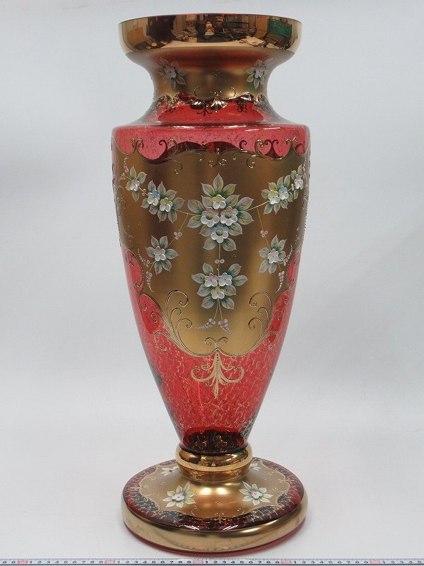 D1455 ボヘミア ハイエナメル 色ガラス 金彩 花文 花瓶 ピンク 高さ60cm ベース 共箱の画像1