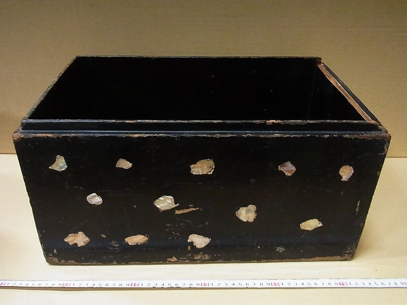 A4913 古い箱 朝鮮 螺鈿 黒塗 箱 蓋なし 古道具の画像1