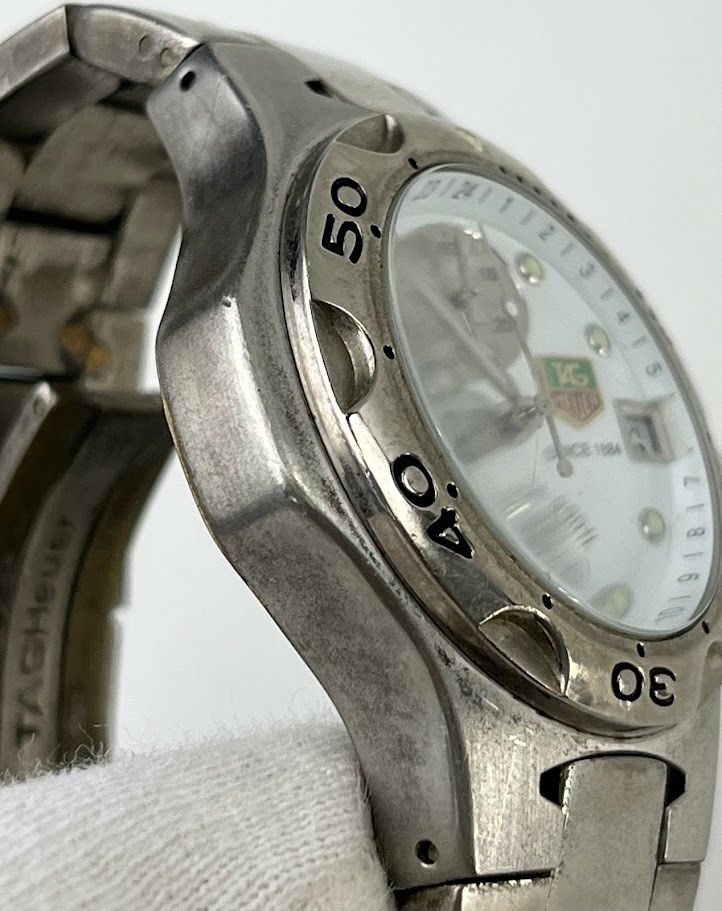 【1円出品】F0531 TAG HEUER タグホイヤー WK1211 200M 腕時計 クロノ QZ クォーツ 白文字盤 デイト 3針 メンズ腕時計 現状不動品の画像6