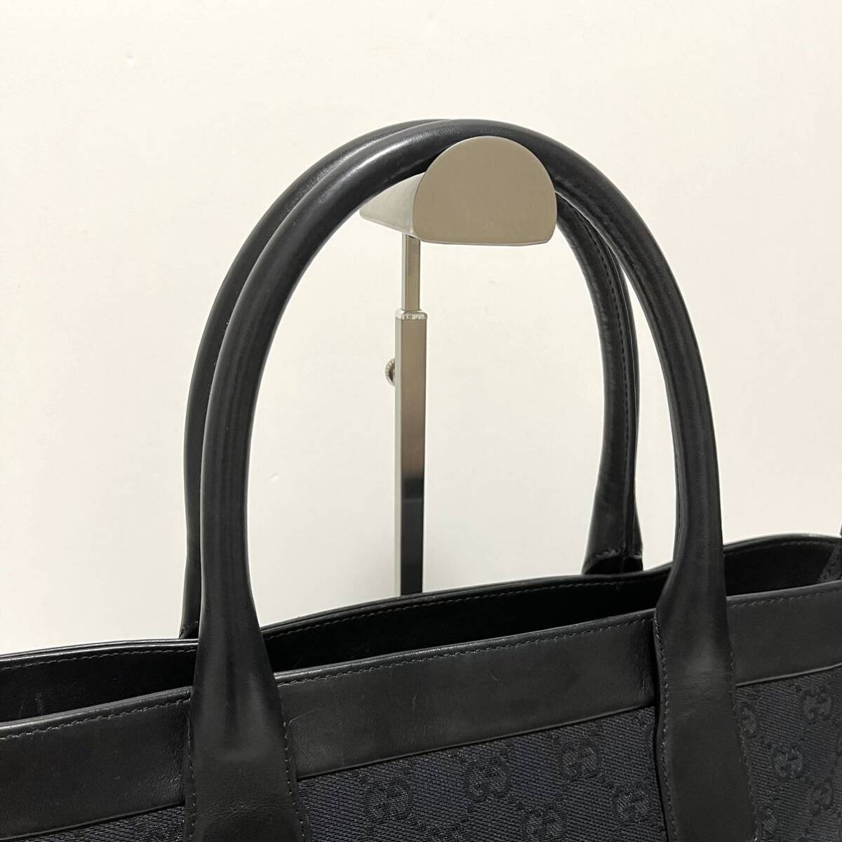 【0751】美品 GUCCI グッチ トートバッグ ハンドバッグ GG柄 キャンバス レザー A4収納可能 ファスナー開閉 ブラック 黒 メンズ レディースの画像3