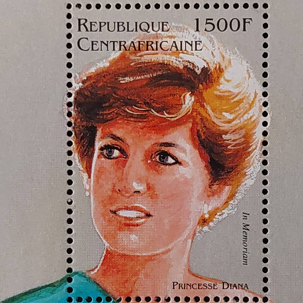 J423 中央アフリカ切手「ダイアナ妃(1961-97年)追悼切手小型シート」1997年発行　未使用_画像2