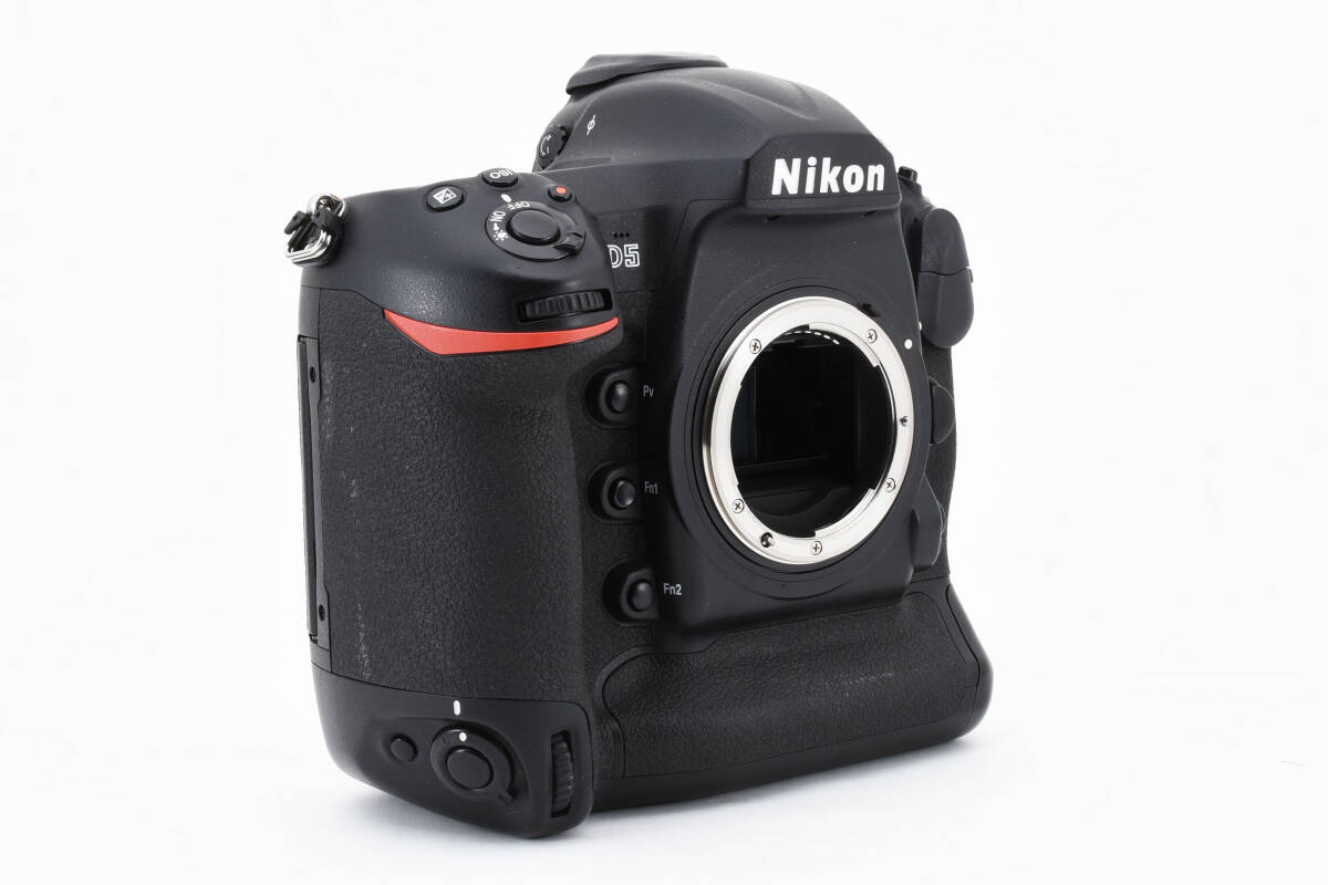 ★大人気商品 完全動作品★ Nikon ニコン D5 ボディ XQD-TYPE 付属品多数の画像4