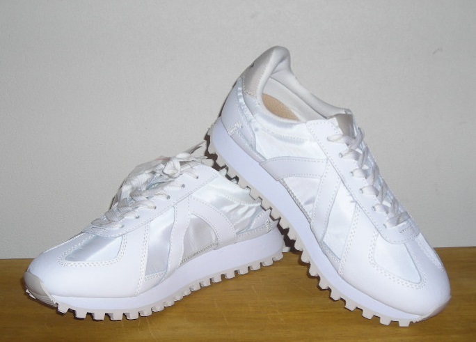  новый товар * Франция бренд. легкий спортивные туфли * белый *23.0.