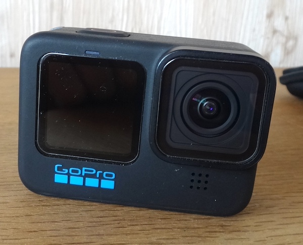 GoPro11 本体一式＋ケース３＋バッテリー一式＋リモートスイッチ＋アタッチメント_本体　前面