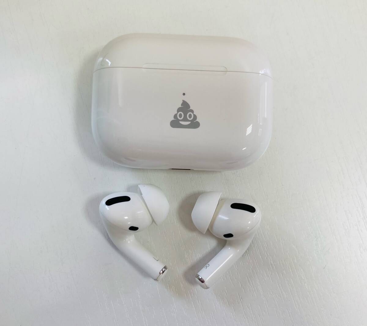 【5080】Apple AirPods Pro A2190 第一世代 絵文字刻印 ジャンクの画像1