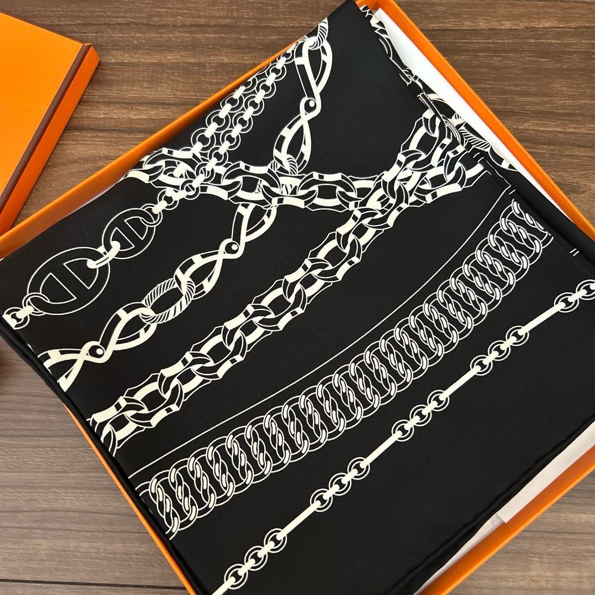 HERMES エルメス カレ90 レアクション・アン・シェーヌ 値下げ HERMES エルメス カレ90 レアクション・アン・シェーヌ 値下げ