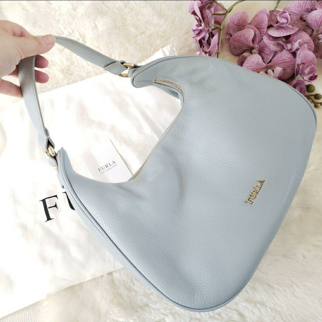 美品FURLA シボ革ショルダーバッグ 水色 保存袋 サックス_画像3