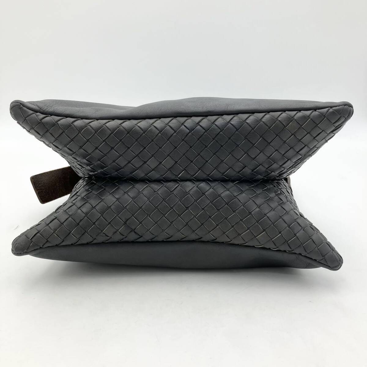 【美品】ボッテガヴェネタ BOTTEGA VENETA イントレチャート サコッシュ ショルダーバッグ レザー A4書類収納 肩掛け 斜め掛け メンズ の画像6