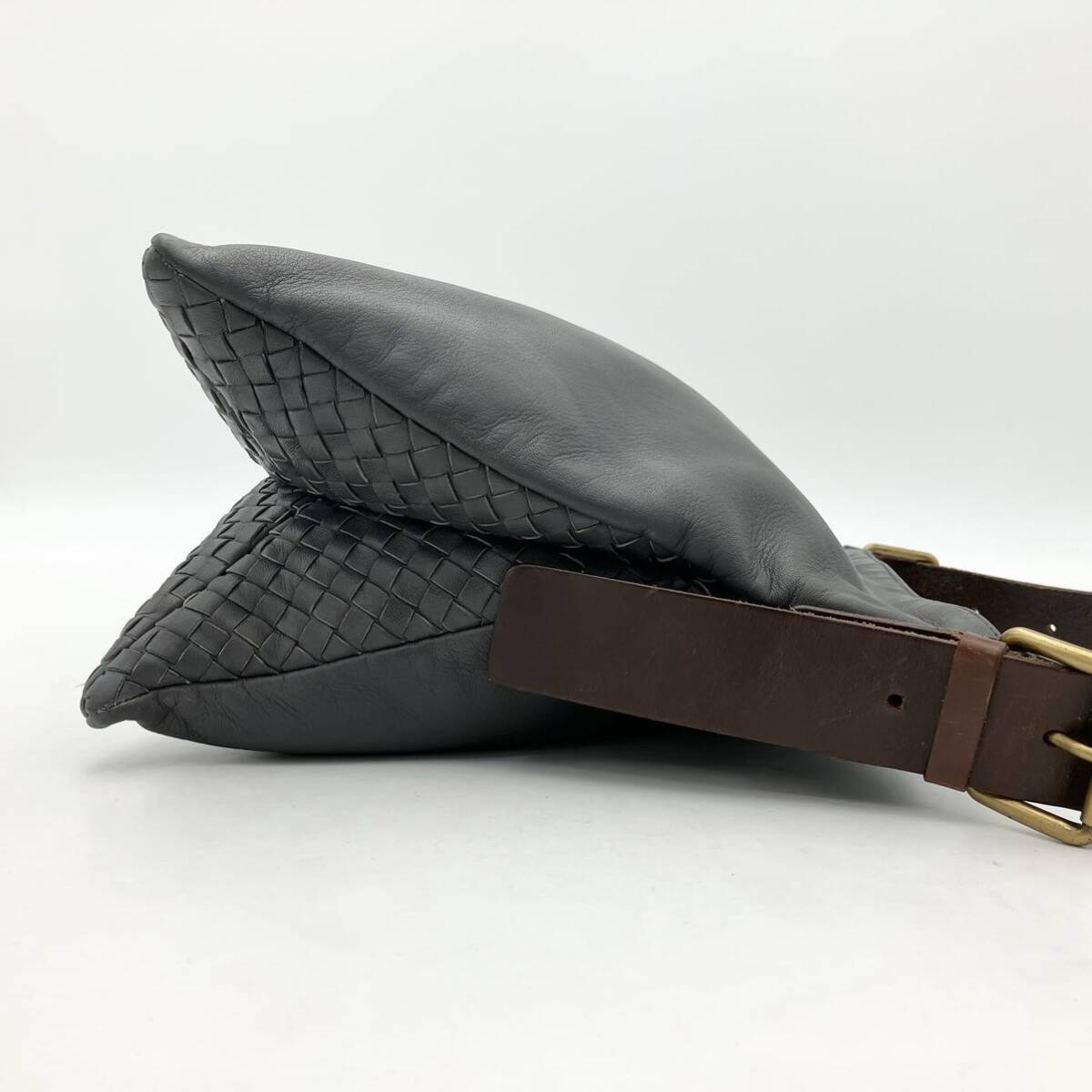 【美品】ボッテガヴェネタ BOTTEGA VENETA イントレチャート サコッシュ ショルダーバッグ レザー A4書類収納 肩掛け 斜め掛け メンズ の画像4