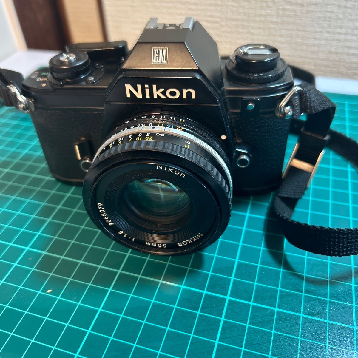 Nikon EM / NIKKOR 50mm 1:1.8 一眼レフカメラ フィルムカメラ マニュアルフォーカス 日本製の画像1