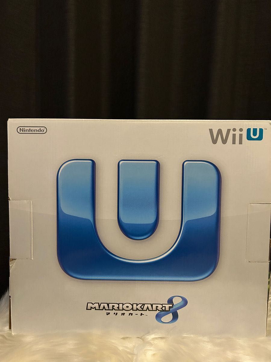 WiiUマリオカート8内蔵+ソフト4本+別売コントローラのセットです。
