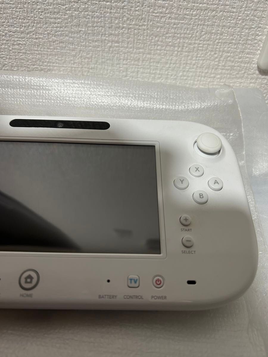 WiiUマリオカート8内蔵+ソフト4本+別売コントローラのセットです。
