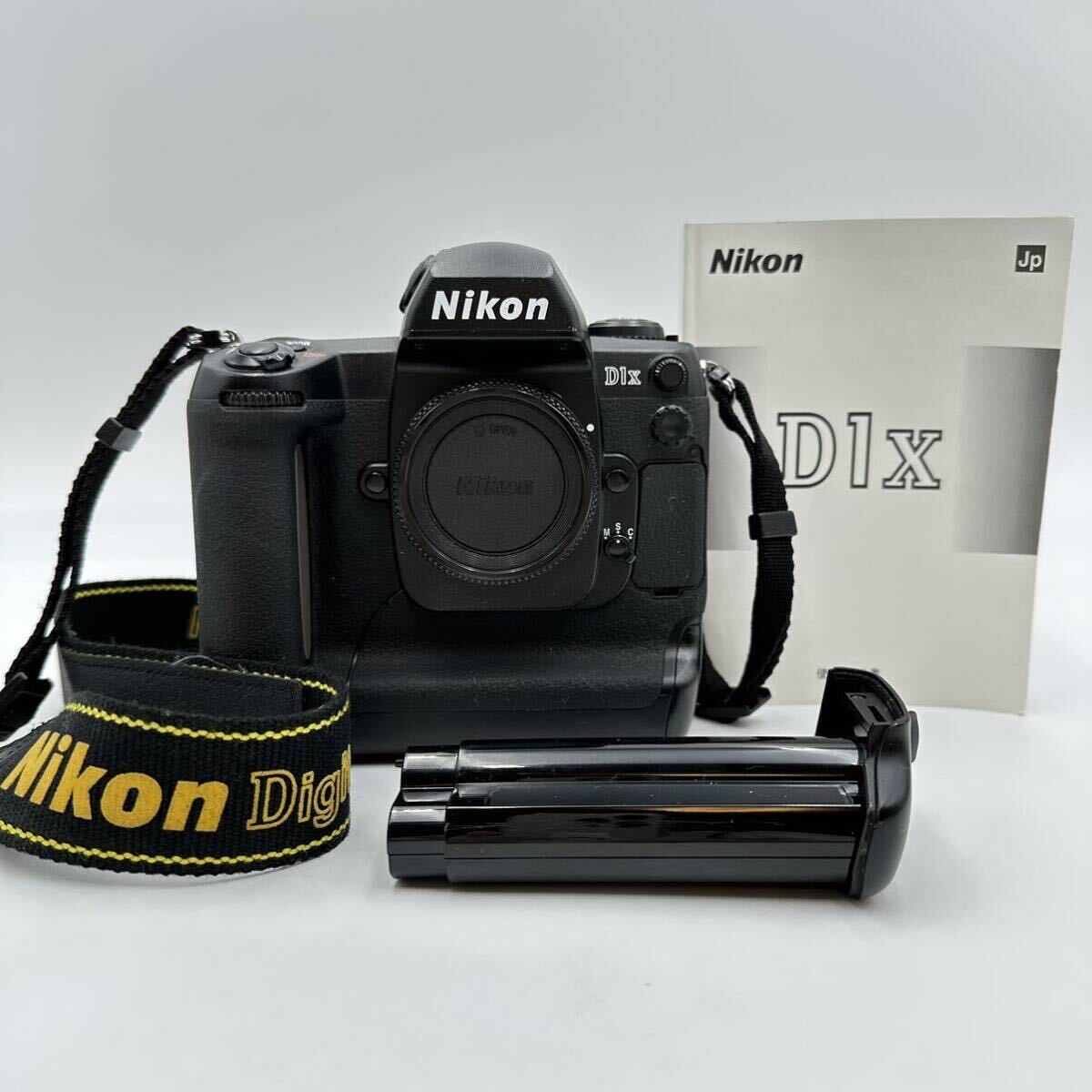 動作未確認 ニコン Nikon D1X デジタル一眼レフカメラ ボディ 予備バッテリー、使用説明書あり ジャンク_画像1