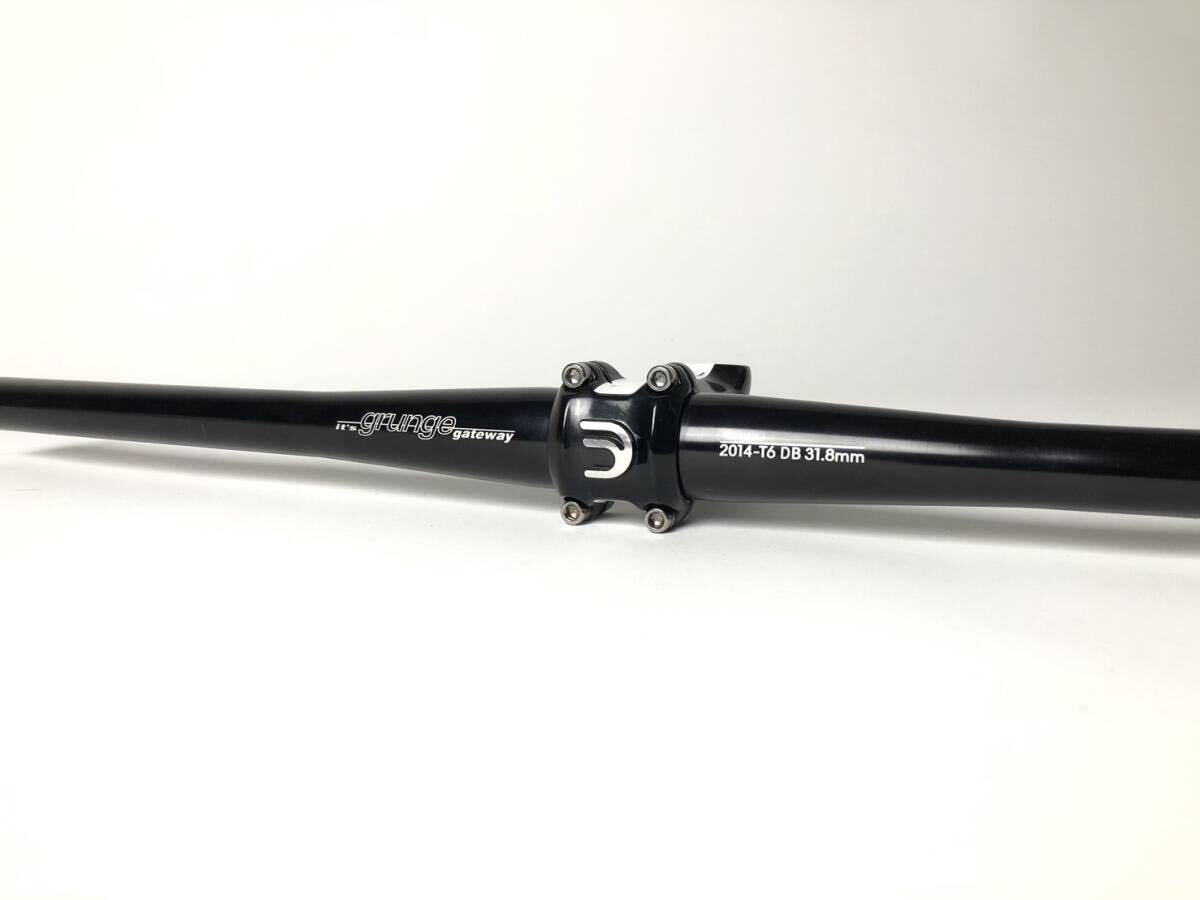 セットでお得!【GRUNGE グランジ】 クロスバイク用 31.8 フラットハンドルバー & Deda Zero 1 ステム