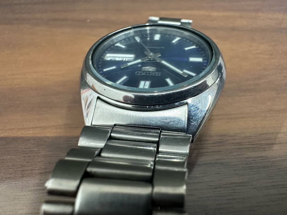 1円~稼働品 セイコー SEIKO 5 ファイブ 7S26-0480 自動巻き メンズ腕時計 ブルー文字盤 デイデイト 裏スケ_画像5