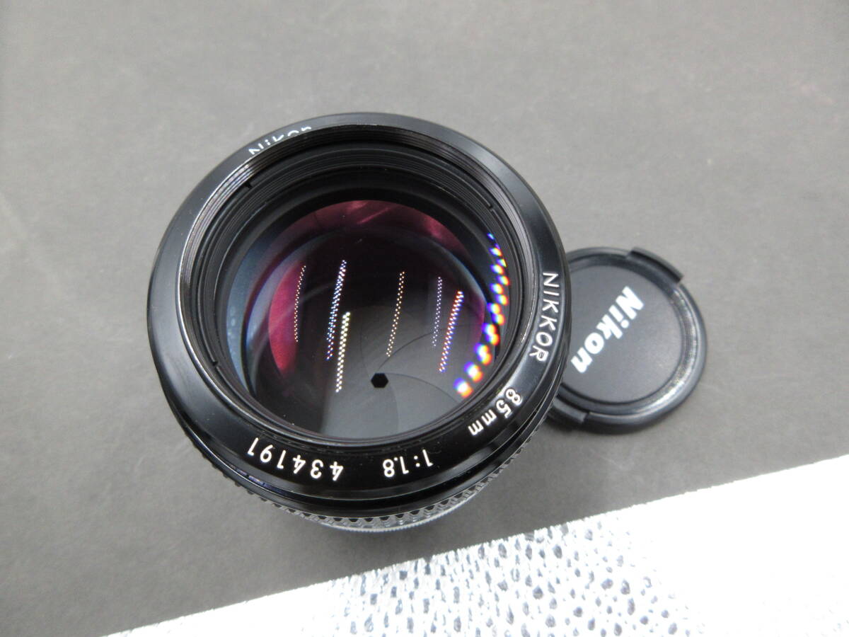  ultimate beautiful goods large diameter Nikon Ai NIKKOR 85mm F1.8 with a hood . lens 