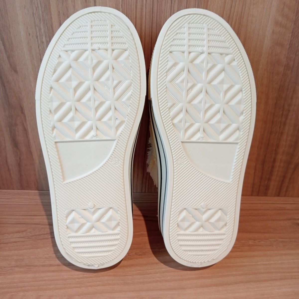 【新品未使用】白　23センチ　ホワイト　靴　かかとなし　厚底スニーカー スリッポン　韓国 美脚 脚長　かわいい