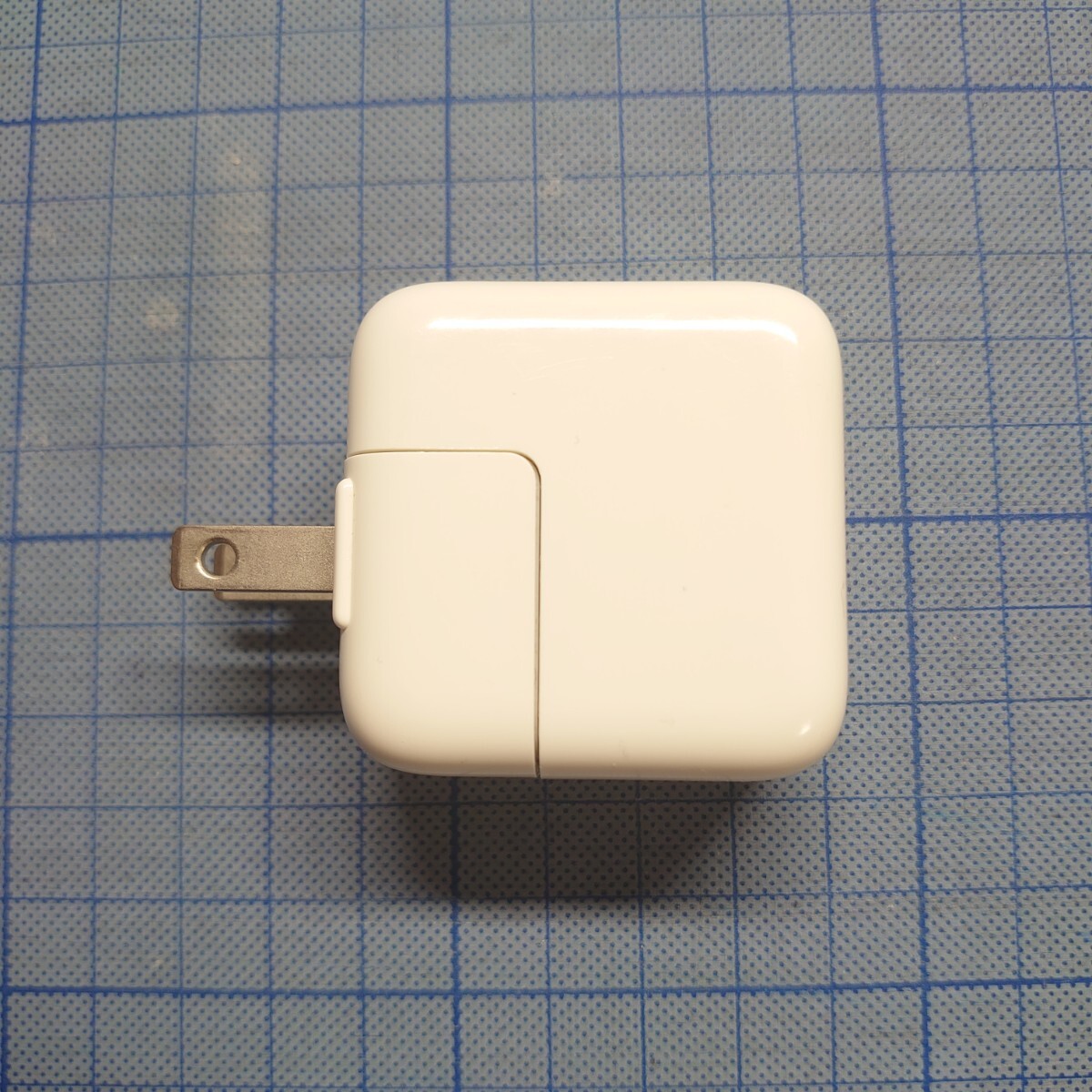 《ジャンク》Apple 10W USB Power Adaptor アップル 10W USB パワー アダプター 白 ジャンク 動作未確認 iPad mini 付属品 純正 古い_画像1