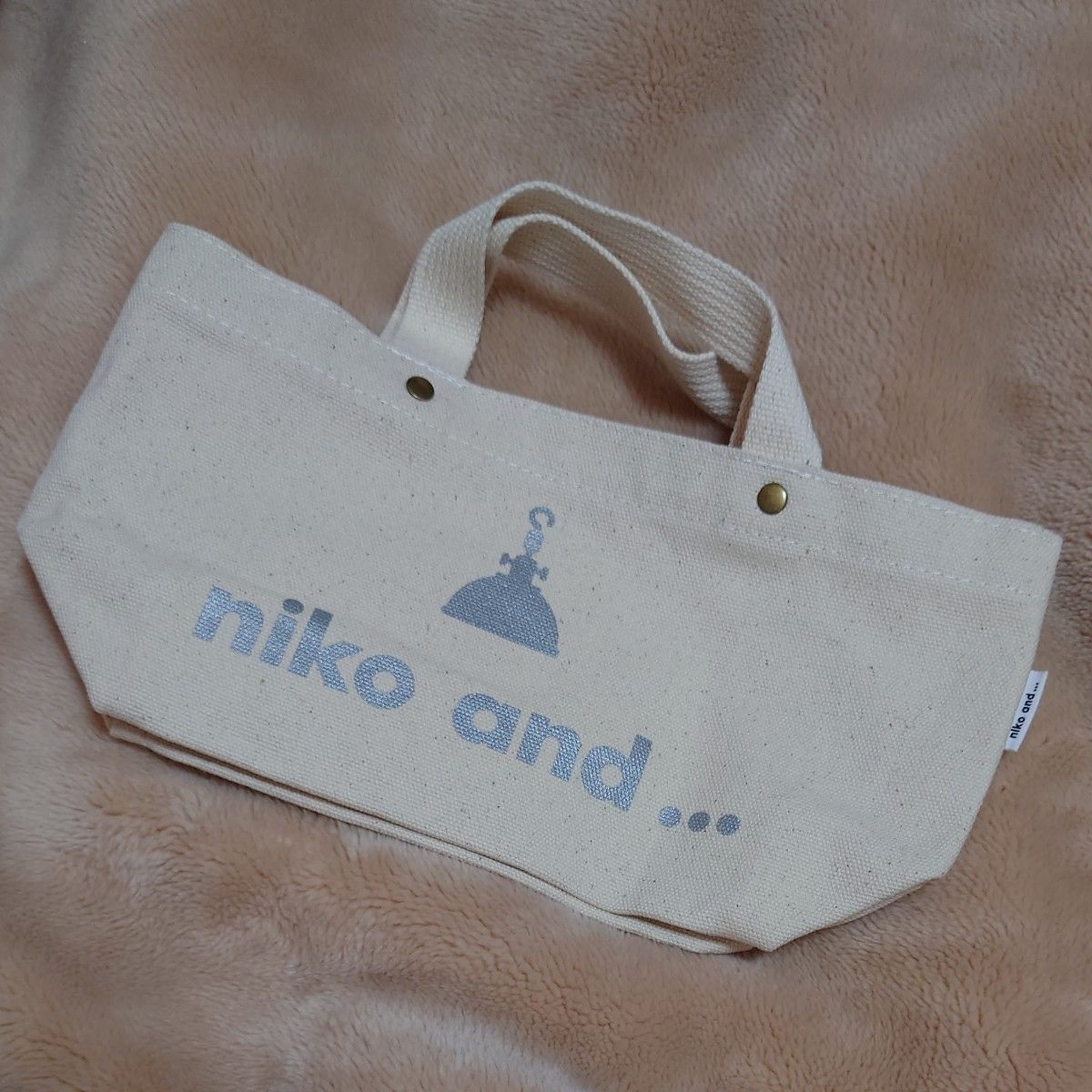 niko and ミニトートバッグ【新品未使用】ニコアンド ロゴ入りランチトート ナチュラル