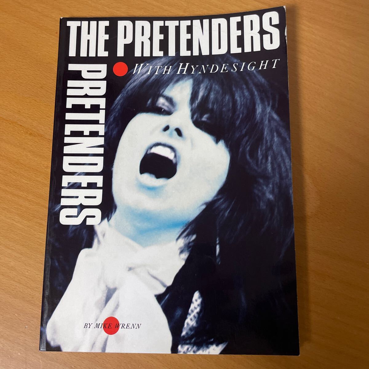 洋書 音楽雑誌 The Pretenders: With Hyndesight - Books BY MIKE WRENNの画像1