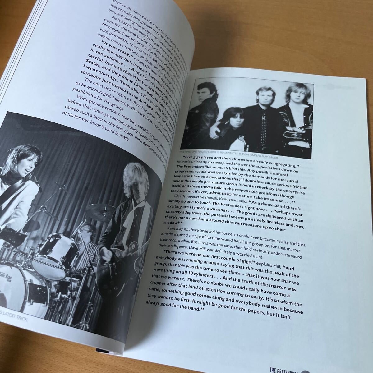 洋書 音楽雑誌 The Pretenders: With Hyndesight - Books BY MIKE WRENNの画像4