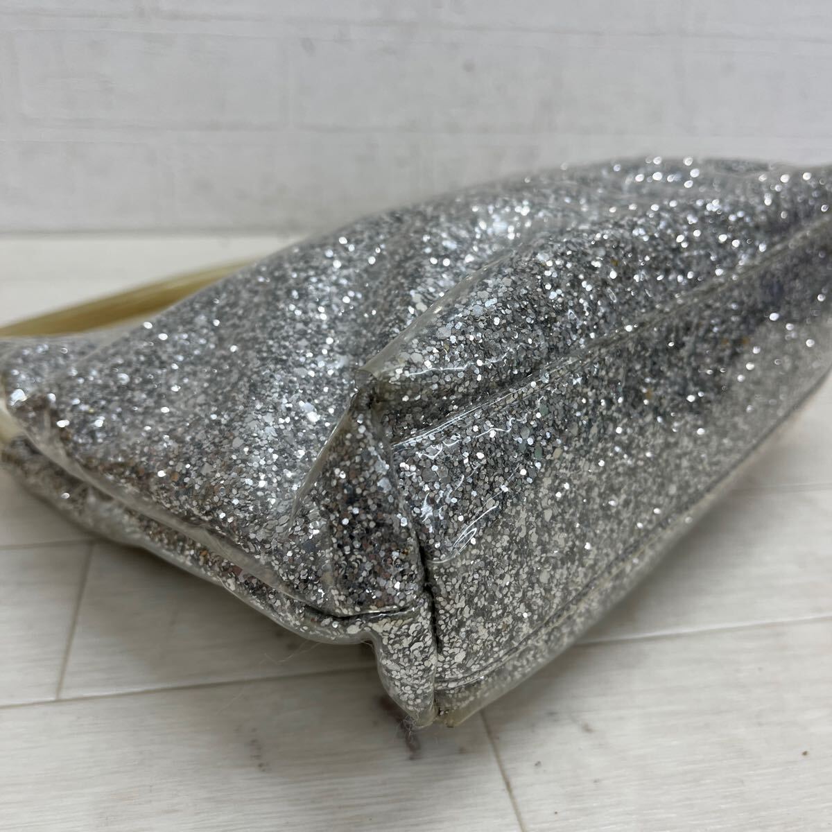 1424◎ ジャンク品 イタリア製 miumiu ミュウミュウ バッグ 鞄 ハンド 持ち手 光る シルバー ラメ カジュアル レディースの画像3