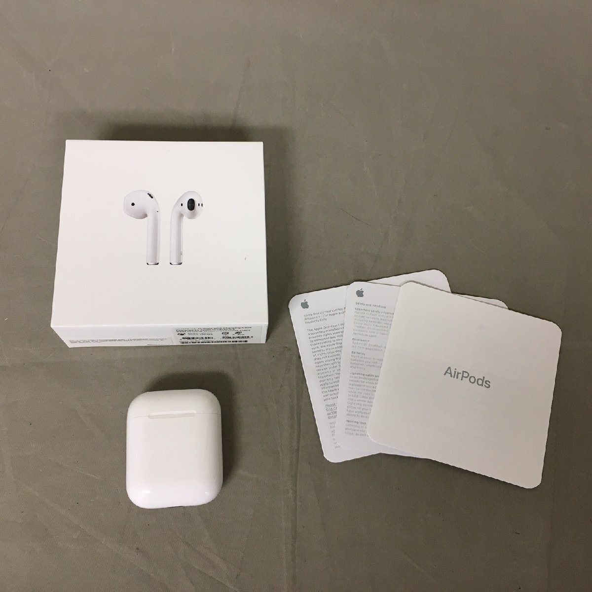 【中古品A】Apple(アップル) AirPods with Charging Case MMEF2J/A AirPods第一世代 ※ケーブルなし (管理番号：063109)_画像1