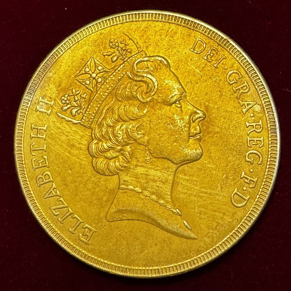 イギリス 硬貨 古銭 エリザベス2世女王 1985年 聖ジョージ 竜殺し ナイト ドラゴン コイン _画像1