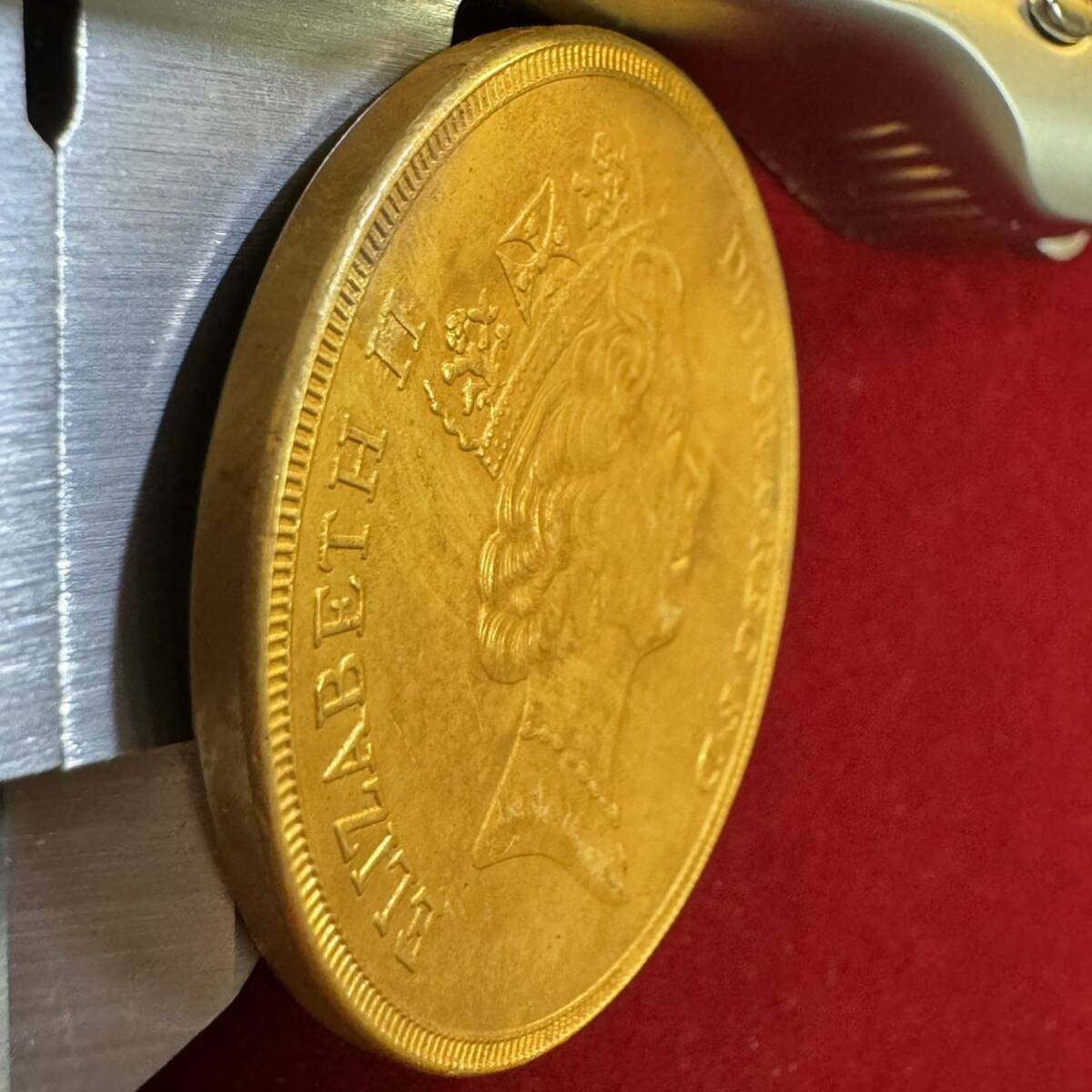 イギリス 硬貨 古銭 エリザベス2世女王 1985年 聖ジョージ 竜殺し ナイト ドラゴン コイン _画像3