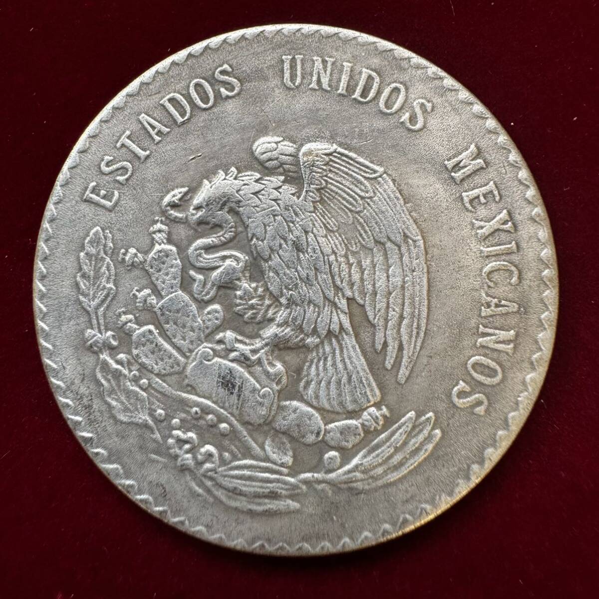 メキシコ アステカ族 硬貨 古銭 1947年 「メキシコ合衆国」 「族長クアウテモック」銘 ペソ 国章 鷲 コイン 銀貨 外国古銭 海外硬貨 の画像2