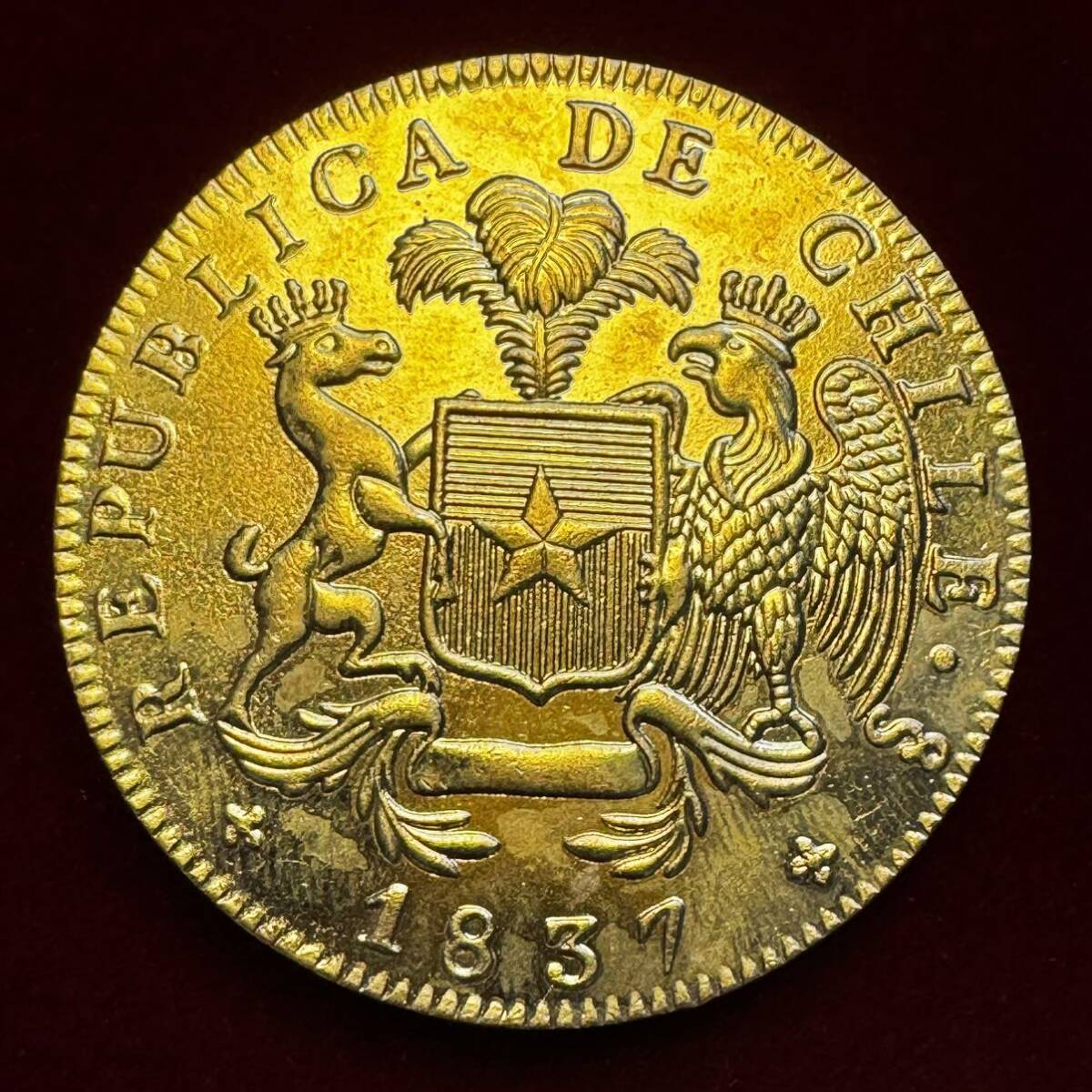 チリ 硬貨 古銭 憲法 1837年 「憲法の本を手に取ります」 エスクード コイン 金貨 外国古銭 海外硬貨 _画像1