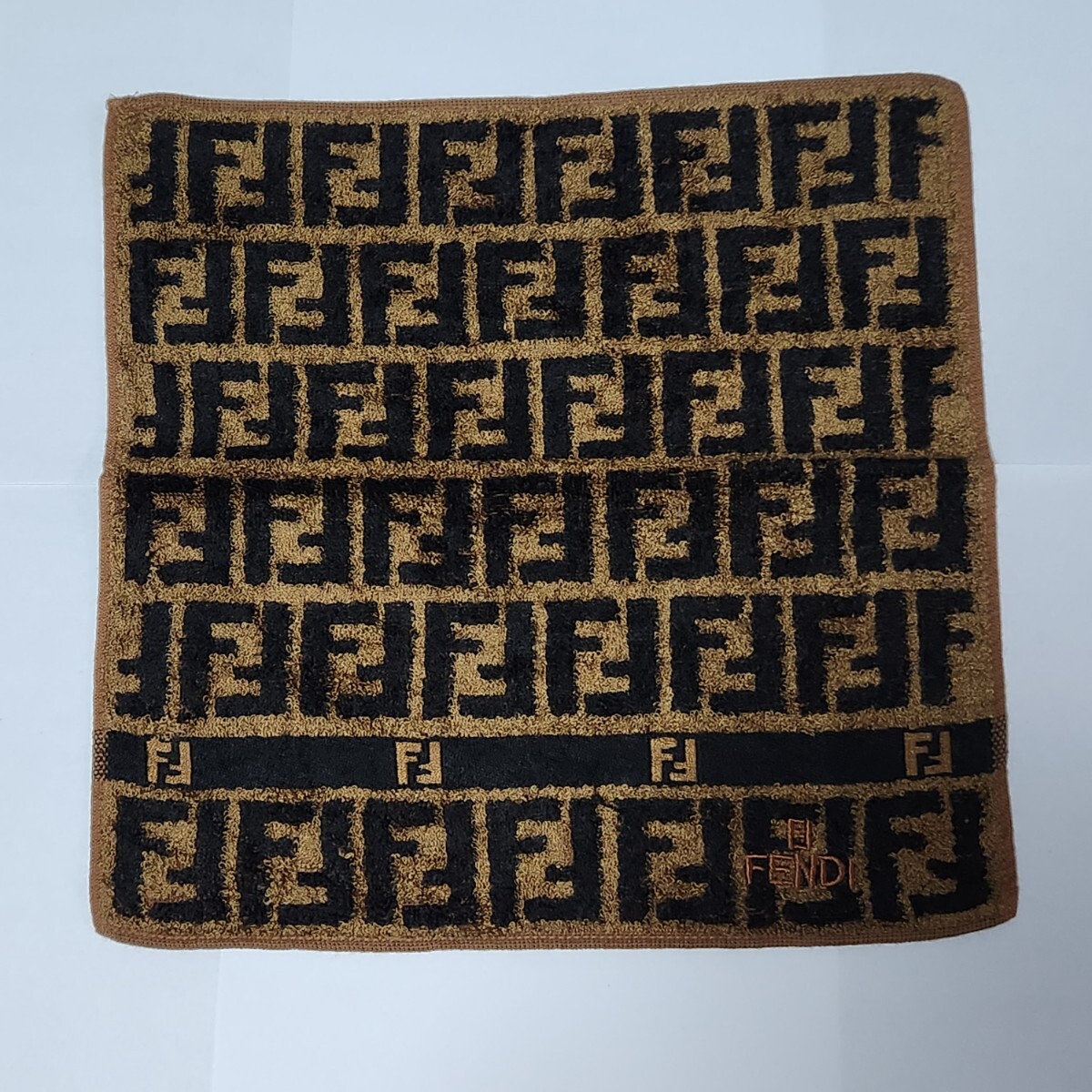 美品 フェンディ タオル ハンカチ 2枚セット 24cm×25cm レオパード ズッカ柄 ロゴ刺繍 FENDI ブラウン系 男女兼用_画像4