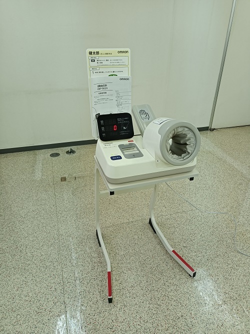 美品 オムロン 自動血圧計 HBP-9020 架台付 実働の画像1