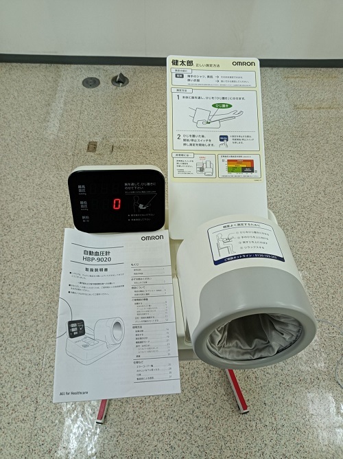 美品 オムロン 自動血圧計 HBP-9020 架台付 実働の画像8