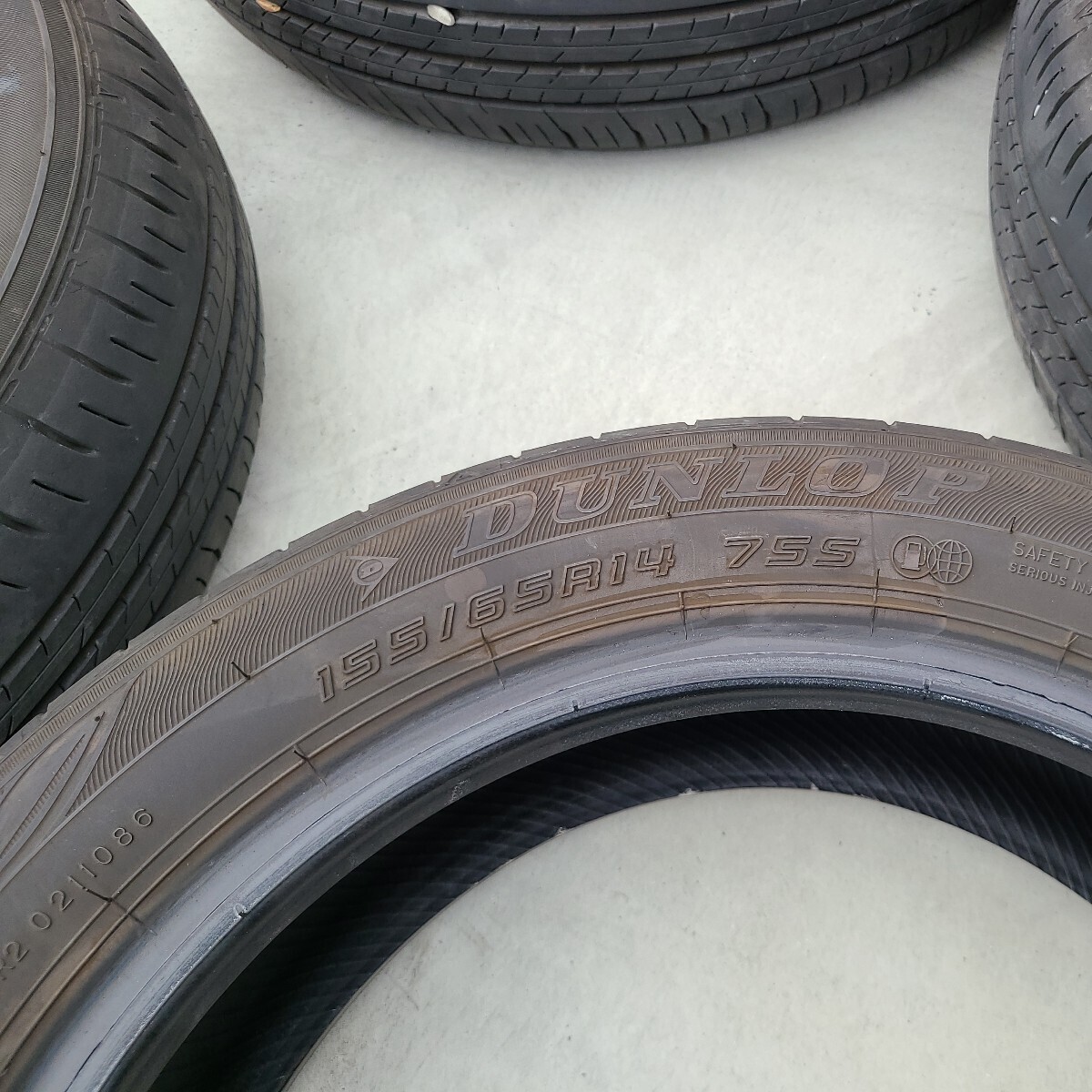 中古 美品 新車で使用半年のみ エナセーブ300+ 155/65R14 スペーシア、タント等に 溝8割以上残ってます。製造月23年第2週製造の画像3