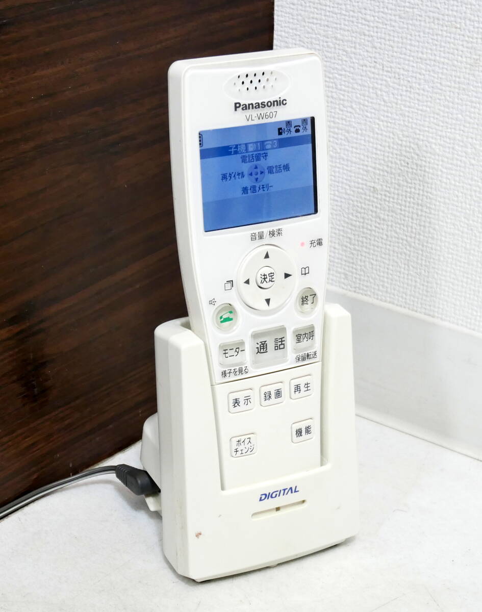 ▲(R604-B67)Panasonic パナソニック ワイヤレスモニター テレビドアホン 増設子機 VL-W607 ホワイト 充電器の画像1