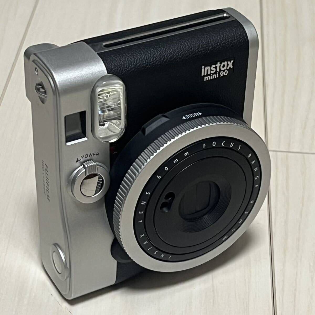 FUJIFILM instax mini 90 ネオクラシック ブラック [インスタントカメラ チェキカメラ]の画像1