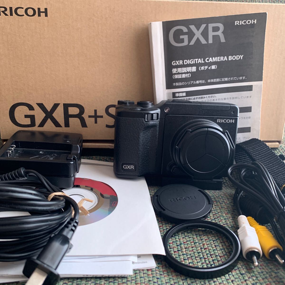RICOH リコー デジタルカメラ GXR ボディ+LENS S10 24-72mm F2.5-4.4 CCDセンサー　VC カメラユニット動作品、取説、元箱付きその他_画像2