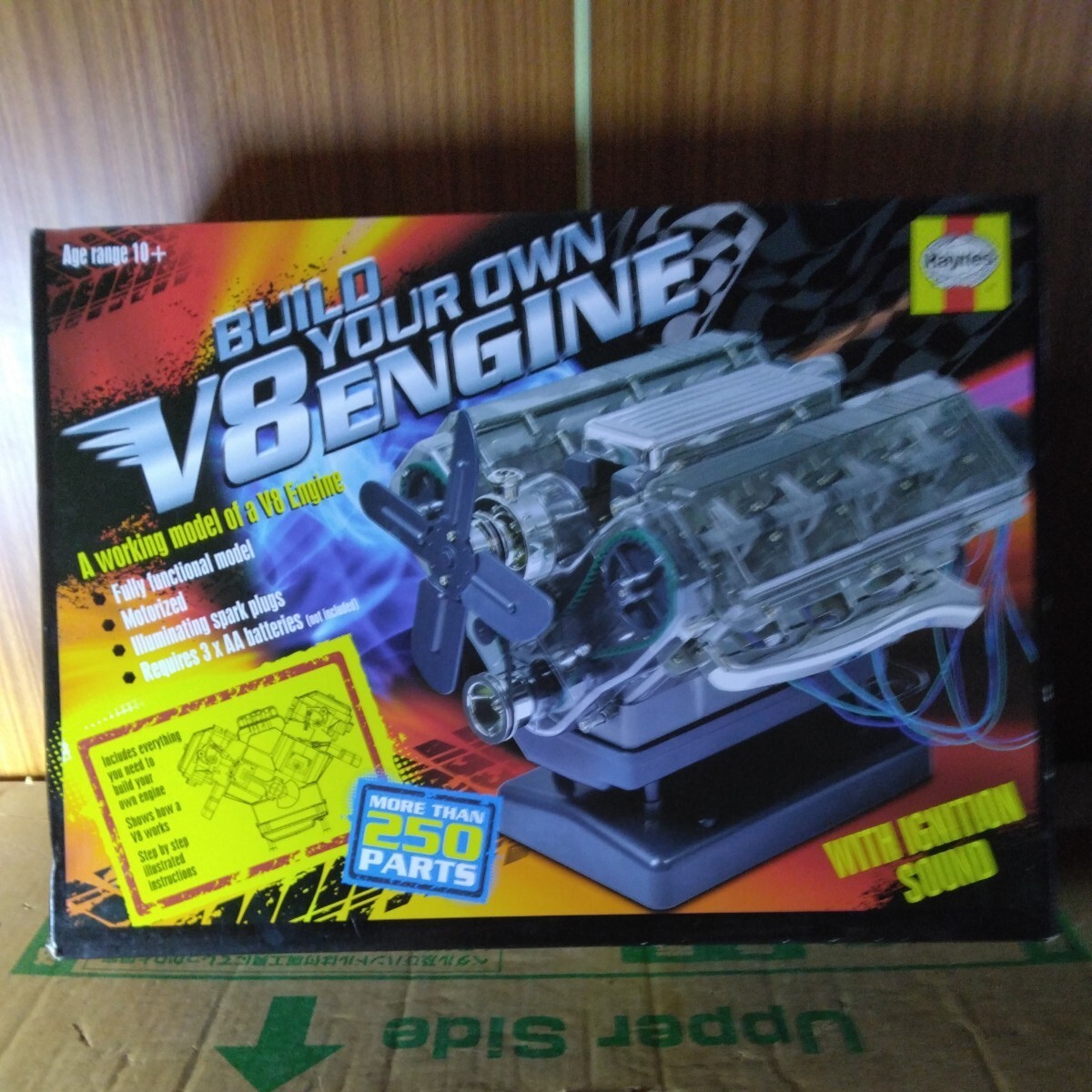 プラモデル（ Haynes ‘BUILD YOUR OWN V8 ENGINE’ ‘WITH IGNITION SOUND’　ハインズ　エンジン　模型　）　_画像1