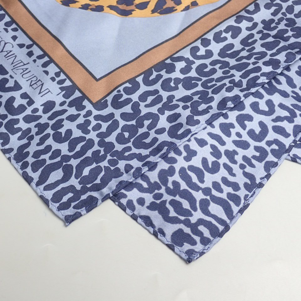 ★美品 Yves Saint Laurent/イヴサンローラン ヒョウ柄 シルクスカーフ 約58×57cm/ブルー系/レオパード/服装小物&1949500149の画像3