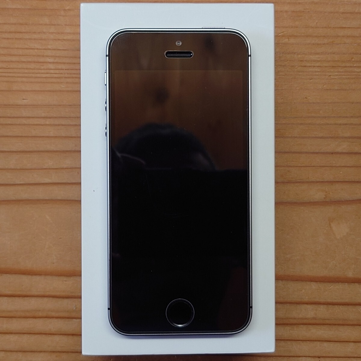 【美品】Apple iPhone SE（第一世代）16GB スペースグレー(黒) docomo版 SIMロック解除済 バッテリー95％の画像2