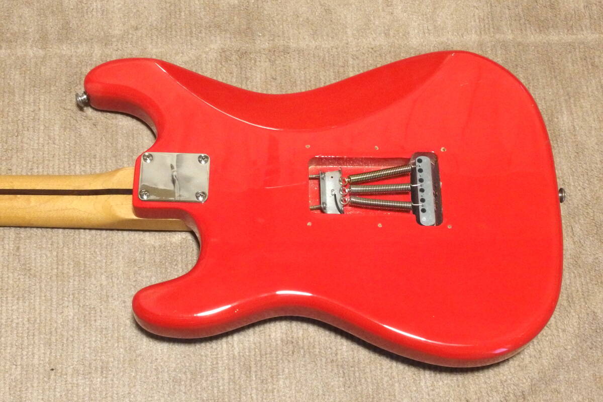 ■詳細不明の赤いエレキギター■ストラトタイプ バックパネル欠品■中古■の画像6