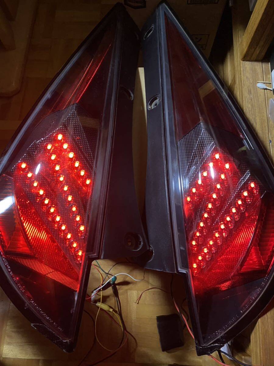 日産 ニッサン Z33社外LEDテールランプ テールレンズ インナーカーボン 補修跡あり ジャンク品の画像2